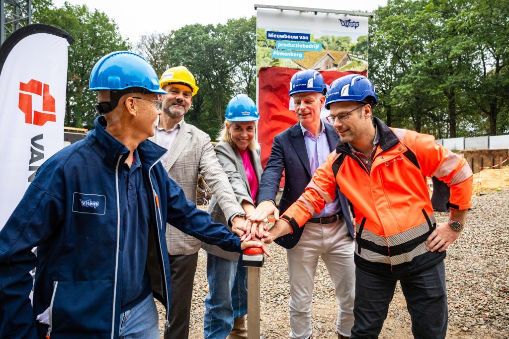 Foto: aftrap bouw nieuw productiebedrijf voor drinkwater van Vitens met wethouder G.J. Willemse