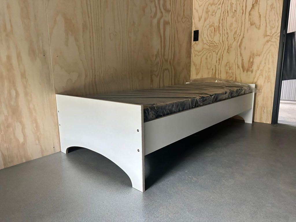 Foto: meubilair (bed) geplaatst door medewerkers 50/50 workcenter Arnhem (Leger des Heils) in noodwoning vluchtelingen.