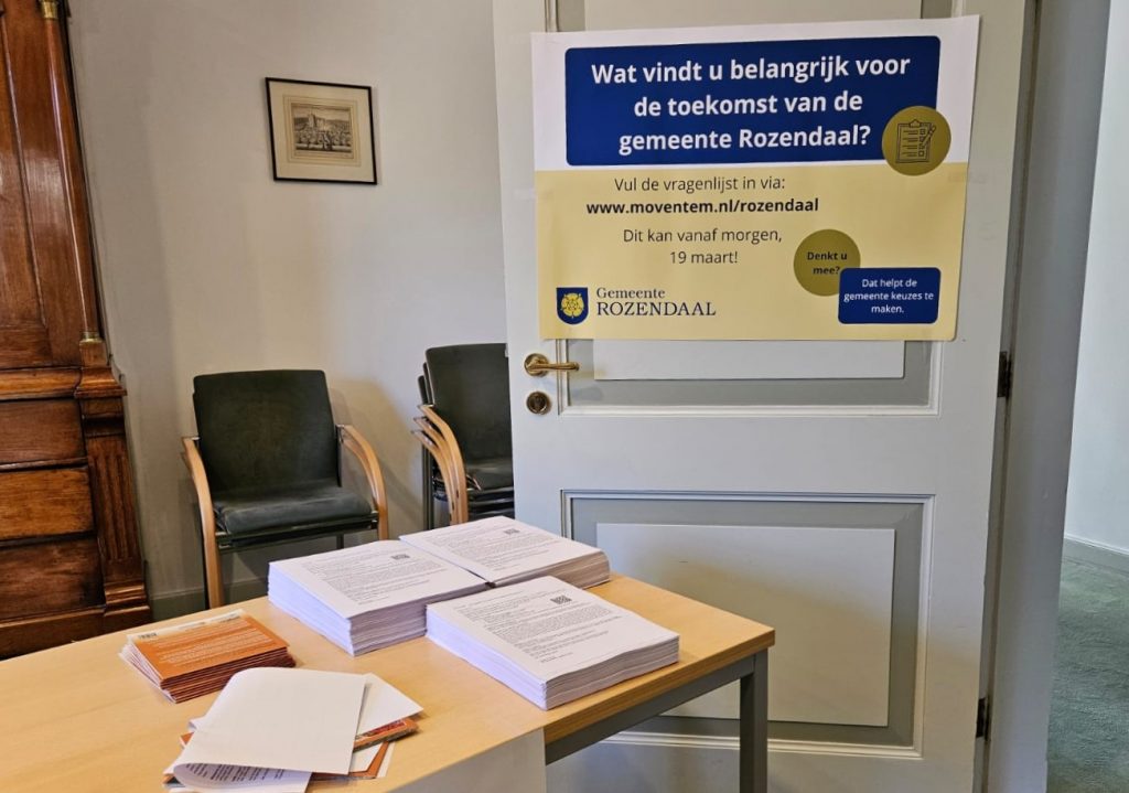 Foto: poster "wat vindt u belangrijk voor de toekomst v.d. gemeente Rozendaal? Enquête link