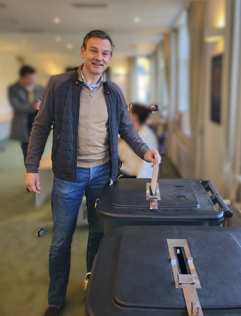 Foto: Wethouder Willemse brengt zijn stem uit