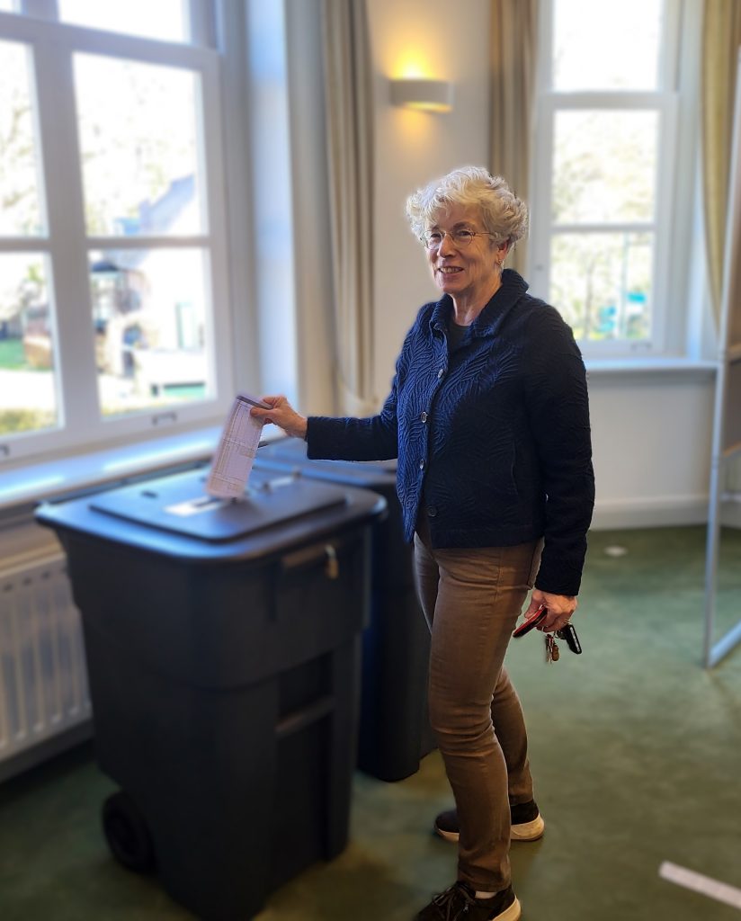 foto: wethouder Van der Pas brengt haar stem uit