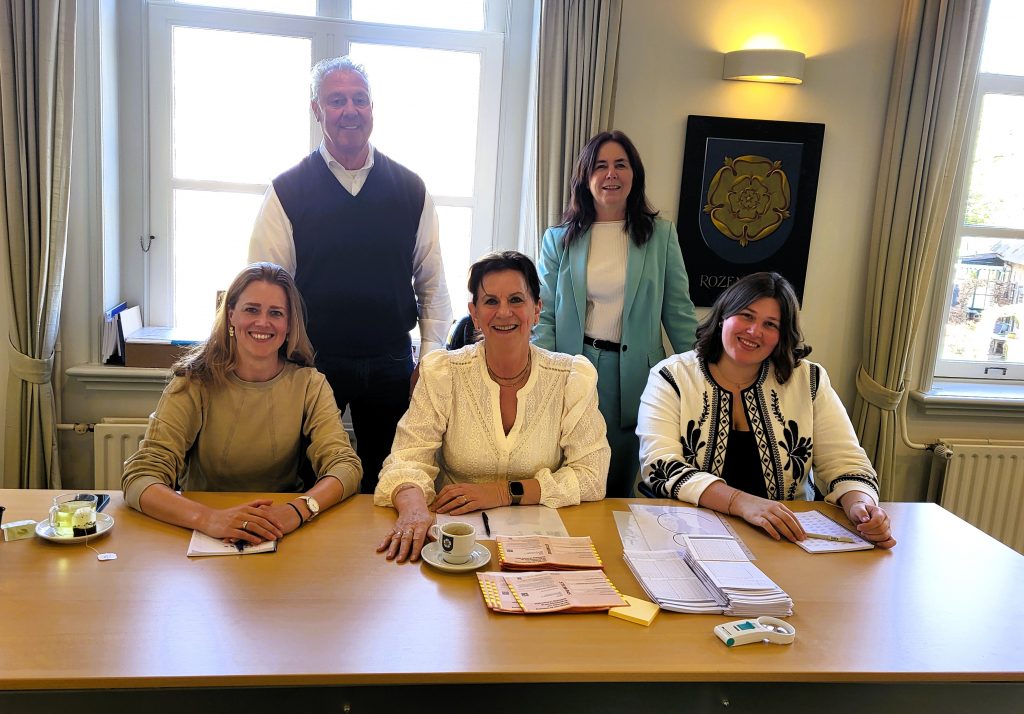 Foto: de gewaardeerde stembureauleden en burgemeester Ingrid Timmer
