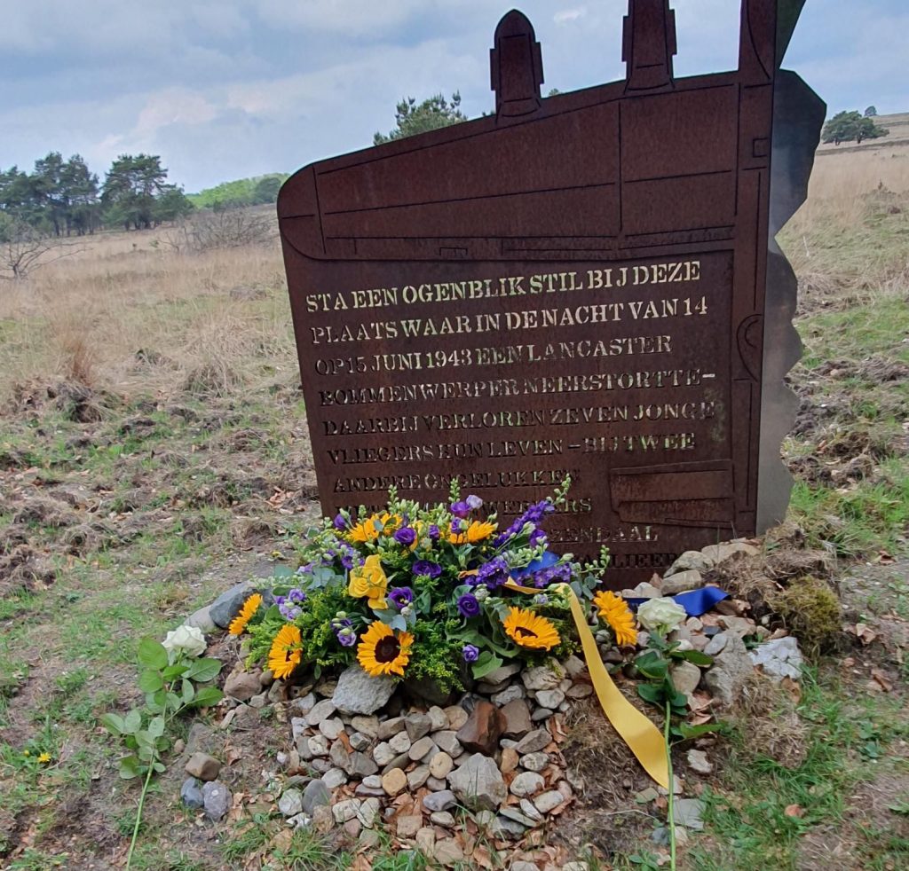 afbeeldingen bloemen bij oorlogsmonument Terlet