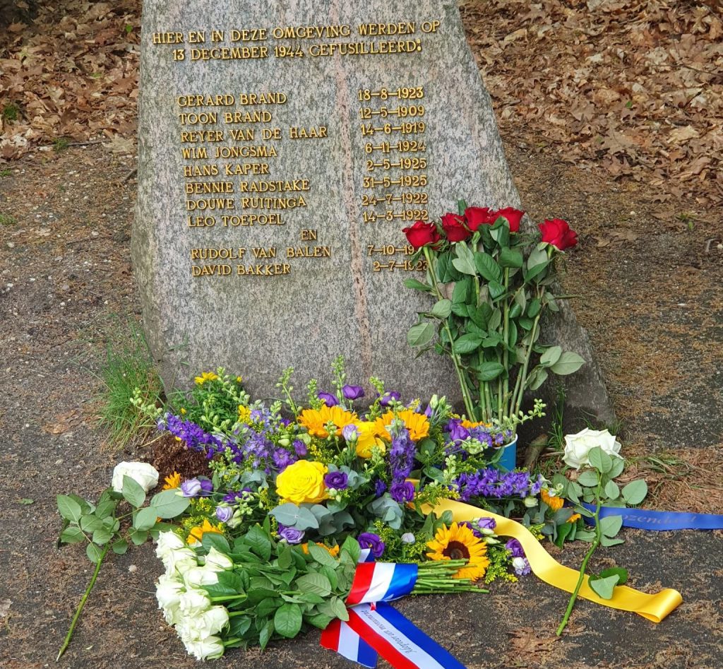 foto: bloemen bij monument